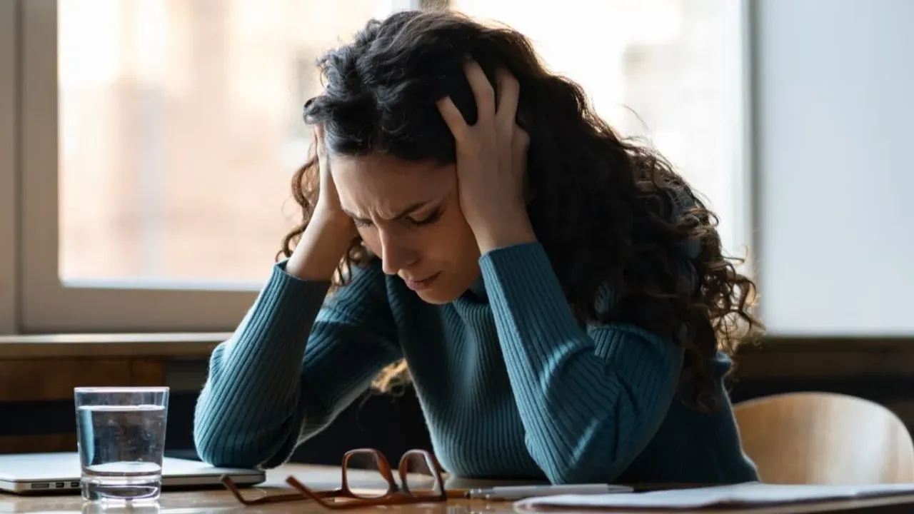 Jaunieši piedzīvo lielāku stresu, un 50 gadi vairs netiek uzskatīti par vislielāko skumjību laiku: ko liecina jauni pētījumi.