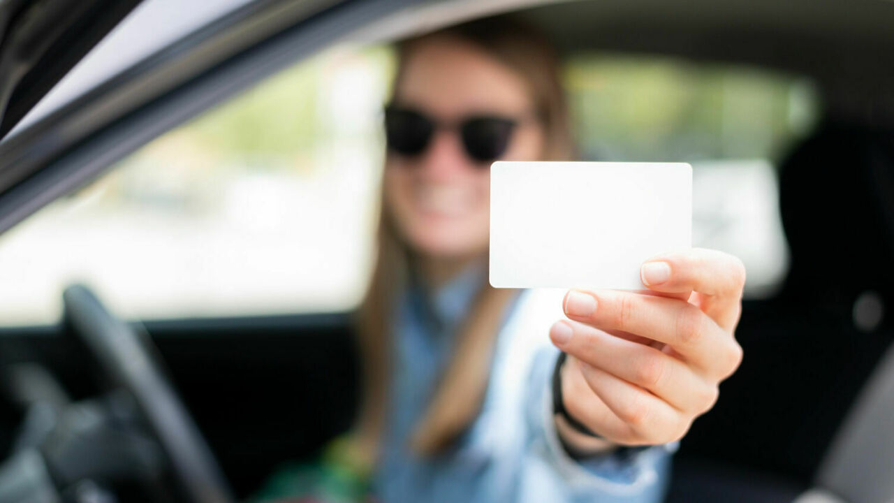 Oficiāli! Transportlīdzekļi ir konfiscēti, un visiem šajā sarakstā iekļautajiem personām ir uz visiem laikiem atņemtas autovadītāja apliecības.