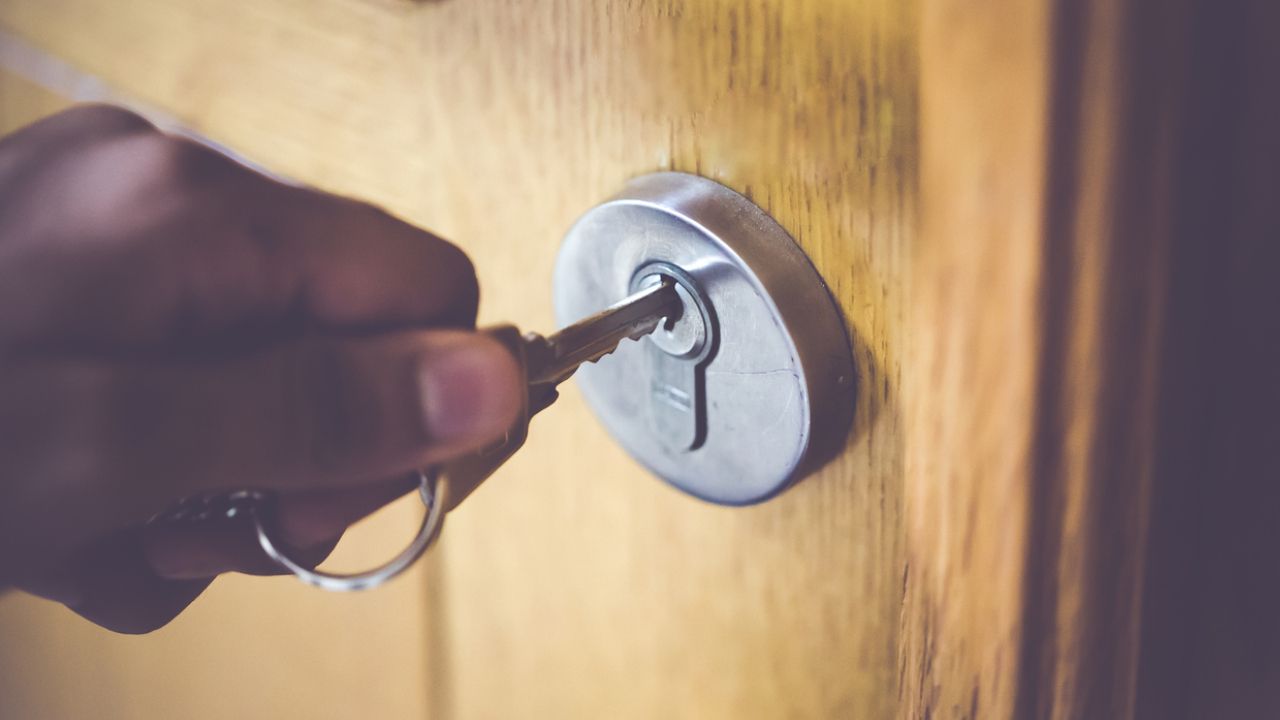 Kāpēc nedrīkst atstāt atslēgu slēdzenē uz nakti?