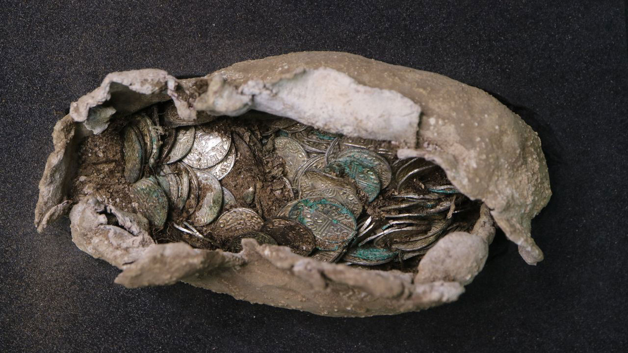 Arheologi atklāja 1800 gadus vecus traukus, kuros bija paslēpti tūkstošiem romiešu dārgumu.