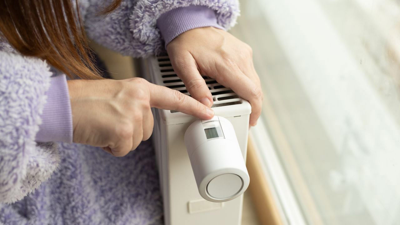 Kāpēc nevajadzētu ieslēgt pārāk augstu apkures temperatūru: «Ideālā temperatūra mājā ir no 19 līdz 23 grādiem».