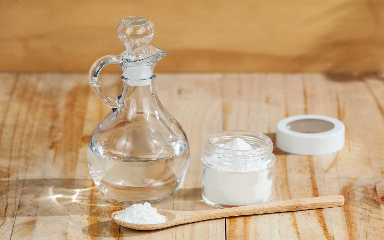 Ūdeņraža peroksīds un pārtikas soda: kāpēc šo maisījumu izmanto un kā tas darbojas, lai dziļi iztīrītu jūsu māju