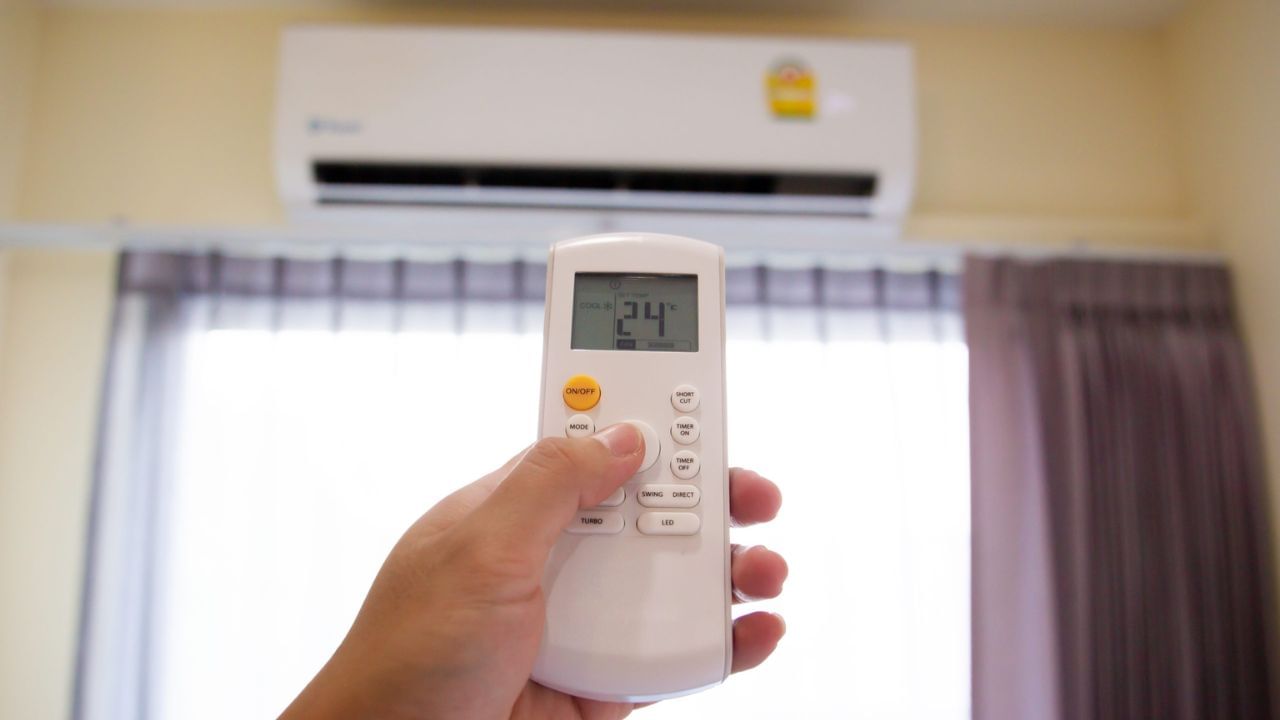 Ne 24°, ne 22°: uz kādu temperatūru jāiestata gaisa kondicionieris, lai taupītu elektroenerģiju?