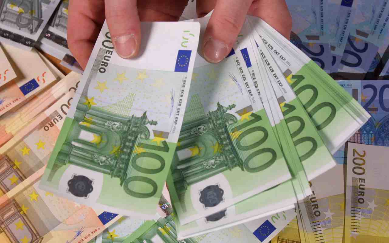 Kad mājkalpotājiem ir jāizmaksā Ziemassvētku prēmija un kā tā tiek aprēķināta 2025. gada decembrī?