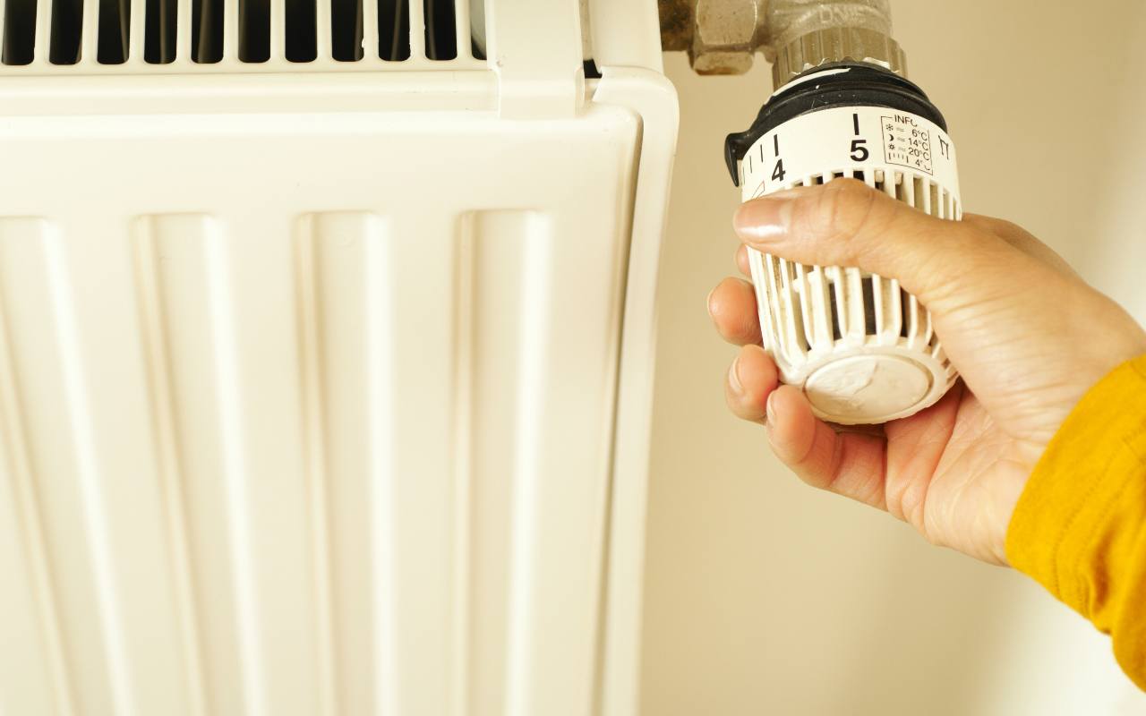 Šīs ziemas kļūdas palielina apkures rēķinus. Daudzi cilvēki tās pieļauj katru dienu.