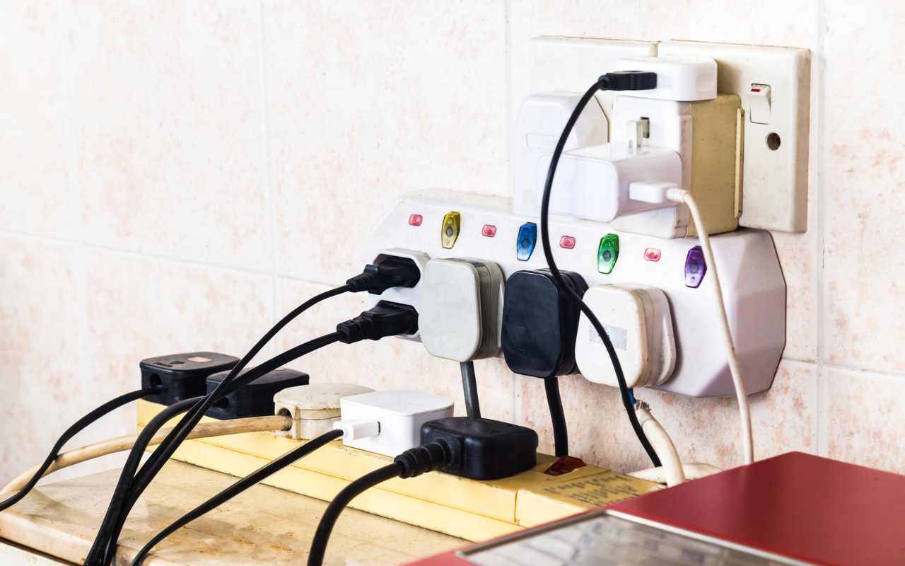 Jaunu rozetju uzstādīšanas realitāte mājās, pēc elektriķa teiktā: „Agrāk tas maksāja 30 eiro par vienu punktu, tagad apmēram 50”.