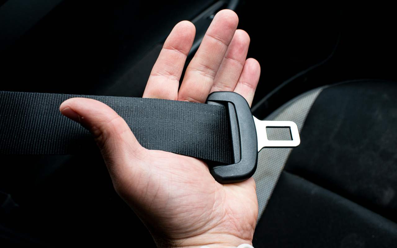 Automašīna: Kāpēc ir jāpiesprādzē drošības jostas aizmugurējos sēdekļos, pat ja tur nav pasažieru?