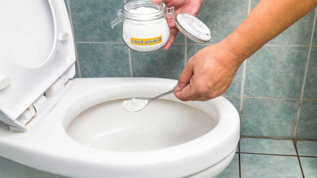 Ne balinātājs, ne pārtikas soda: labākais veids, kā noņemt traipus no izlietnēm un tualetes podiem.