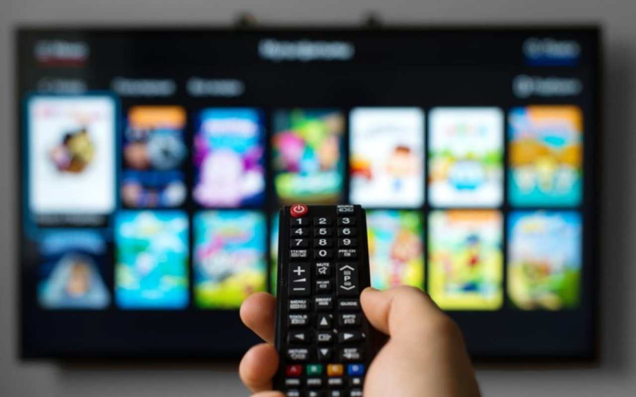 Kā savienot tālruni ar televizoru bezvadu tīklā vai izmantojot aplikācijas, lai skatītos filmas šajā Ziemassvētku laikā