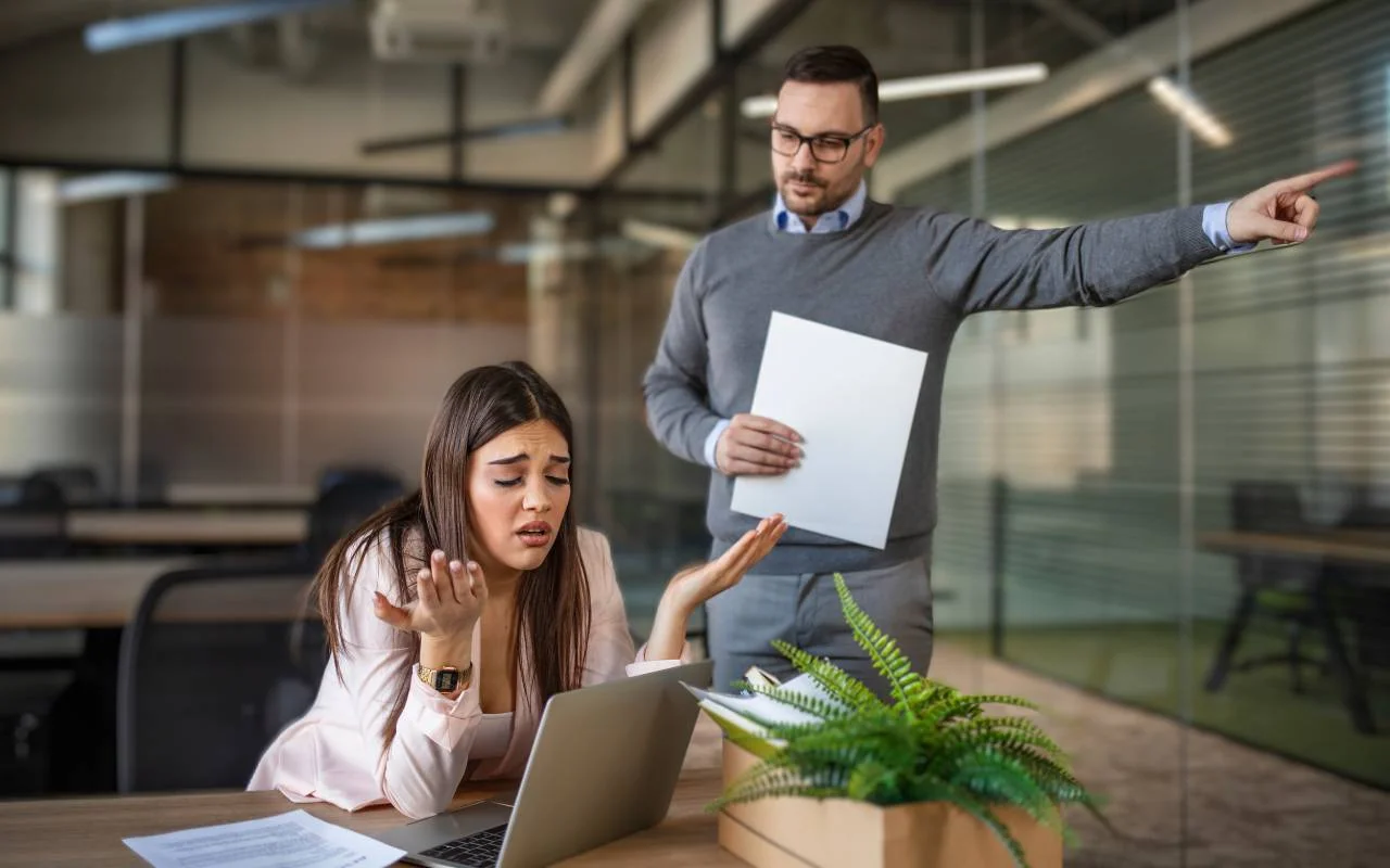 Atlaišana bez brīdinājuma: Darbinieks regulāri ieradās darbā pārāk agri.