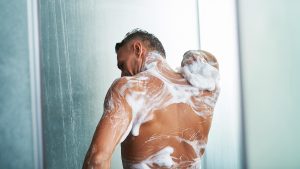 Veselīga novecošana: cik reizes nedēļā patiešām vajadzētu mazgāties dušā?