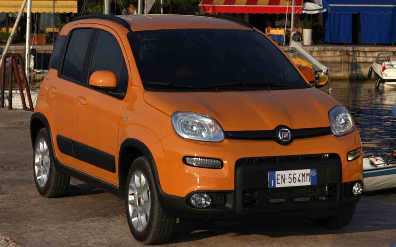 FIAT Grande Panda, tā pati «problēma» kā 80. gados: pēc 45 gadiem Elkannam nākas saskarties ar to pašu problēmu.