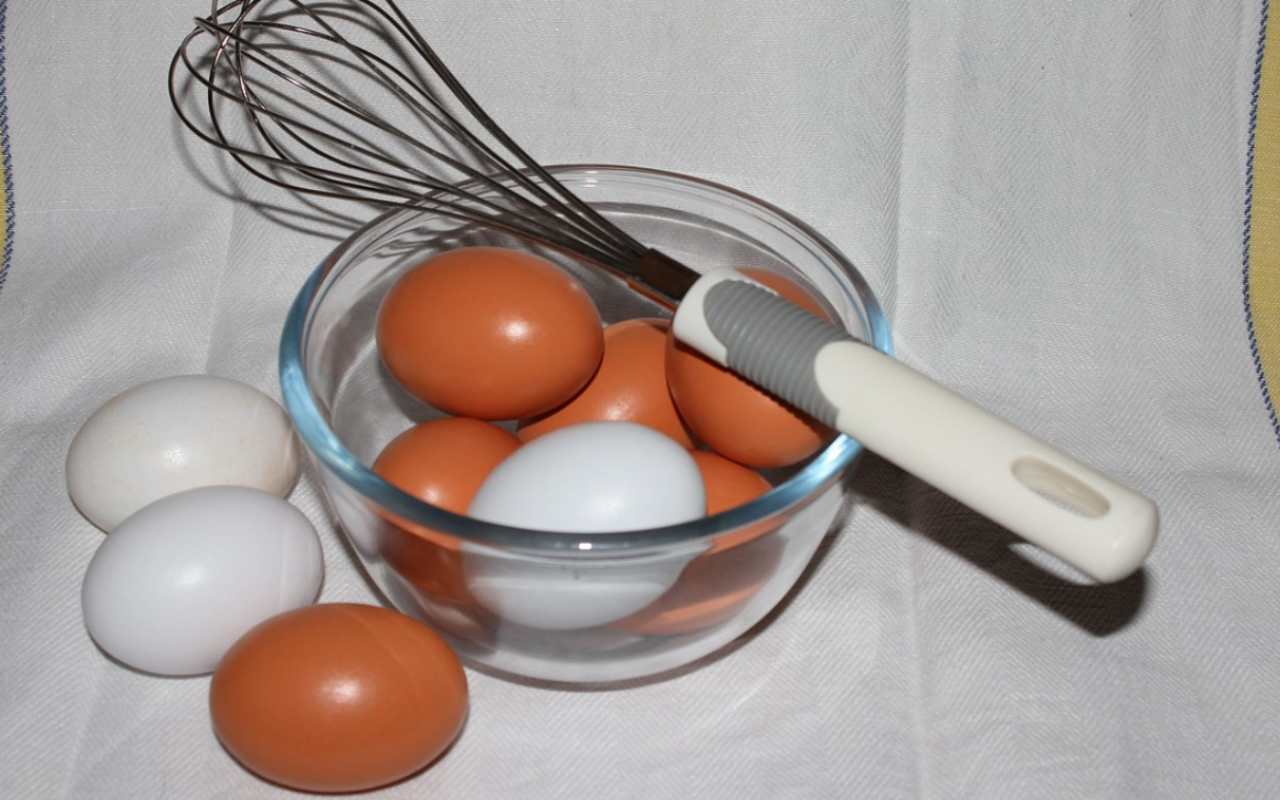 Sarkans plankums uz olas. Maz kas zina, ko tas nozīmē un vai šādu olu ir droši ēst.