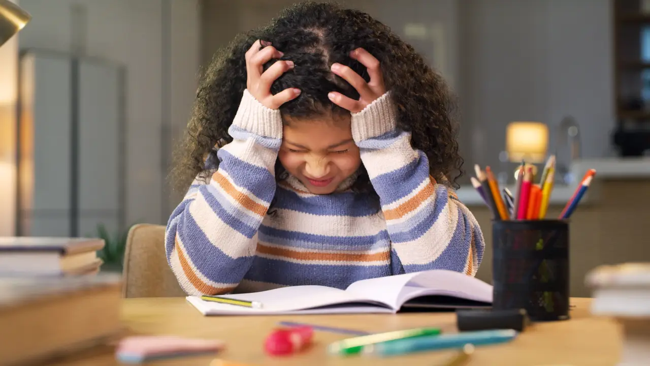 Jaunieši piedzīvo lielāku stresu, un 50 gadi vairs netiek uzskatīti par vislielāko skumjību laiku: ko liecina jauni pētījumi.