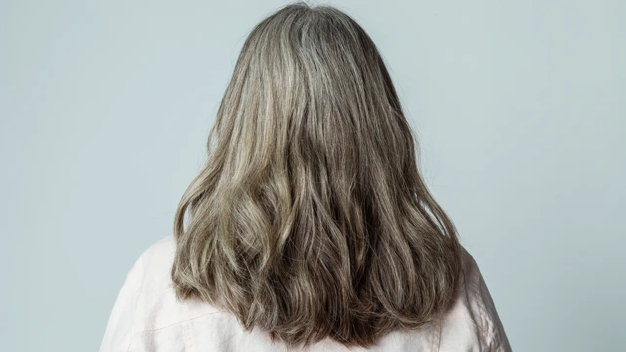 Pārtikas sodas un rozmarīna izmantošana sirmu matu apstrādei: kāpēc tas ir nepieciešams un kā to darīt.