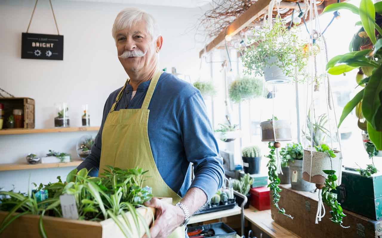Edu ir 88 gadi, viņš ir spiests strādāt piecas dienas nedēļā.