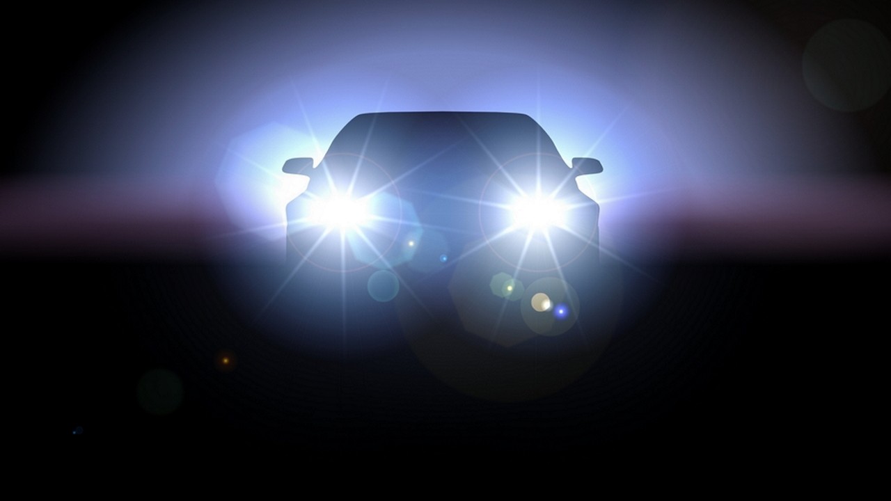 Izgudrotājs demonstrē gaismas signālu, kas brīdina par briesmām uz ceļa, konkursā Lepīnā.