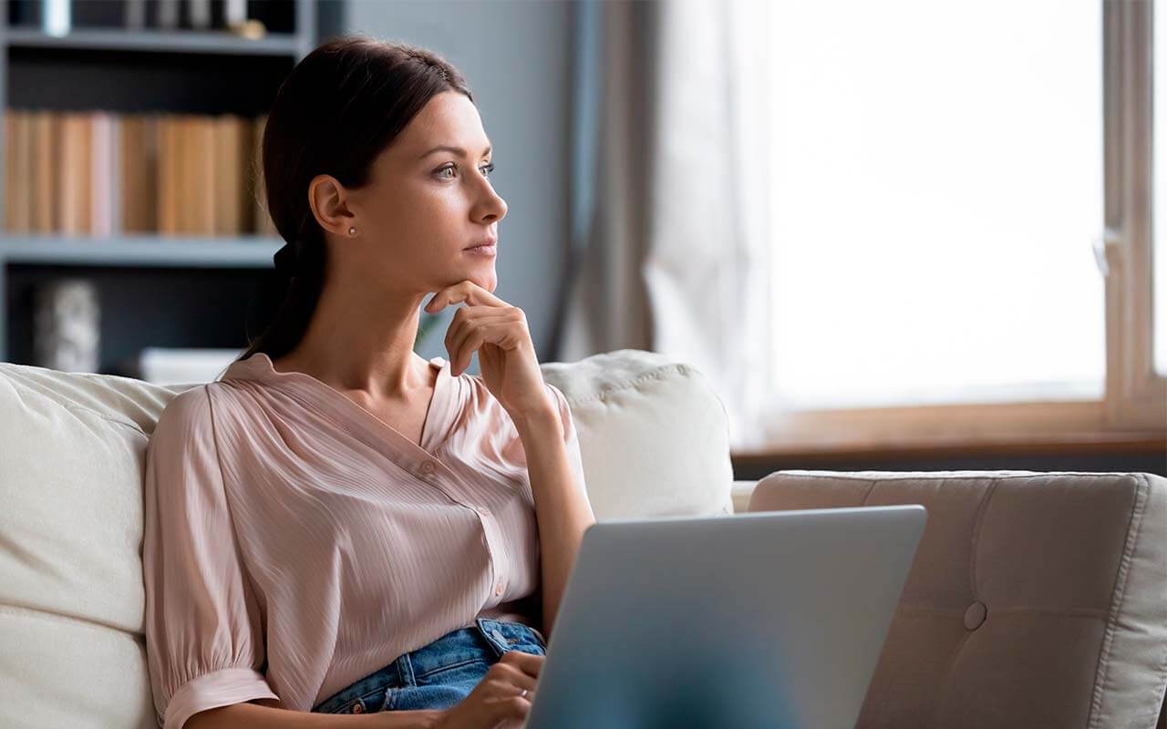 Psiholoģija apgalvo, ka cilvēki, kuri dod priekšroku palikt mājās, nevis iziet ārā, parasti piemīt šīs astoņas bieži nepareizi saprastās rakstura iezīmes.