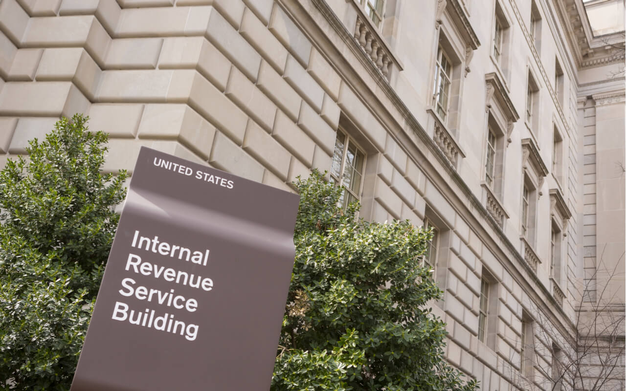 Apstiprināts | ASV Nodokļu dienests (IRS) veic izmeklēšanu par visām personām, kas no saviem bankas kontiem izņēmušas summu, kas pārsniedz norādīto.