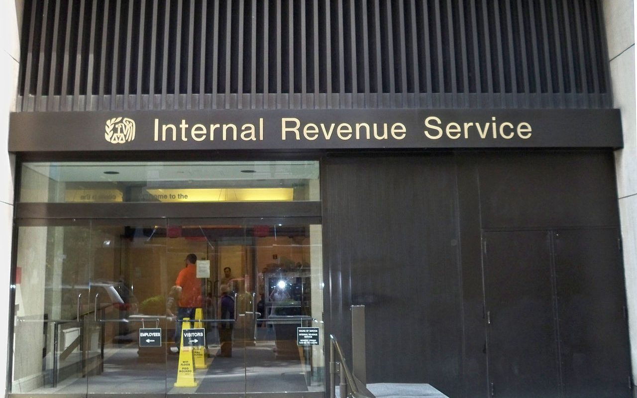 Apstiprināts | ASV Nodokļu dienests (IRS) veic izmeklēšanu par visām personām, kas no saviem bankas kontiem izņēmušas summu, kas pārsniedz norādīto.