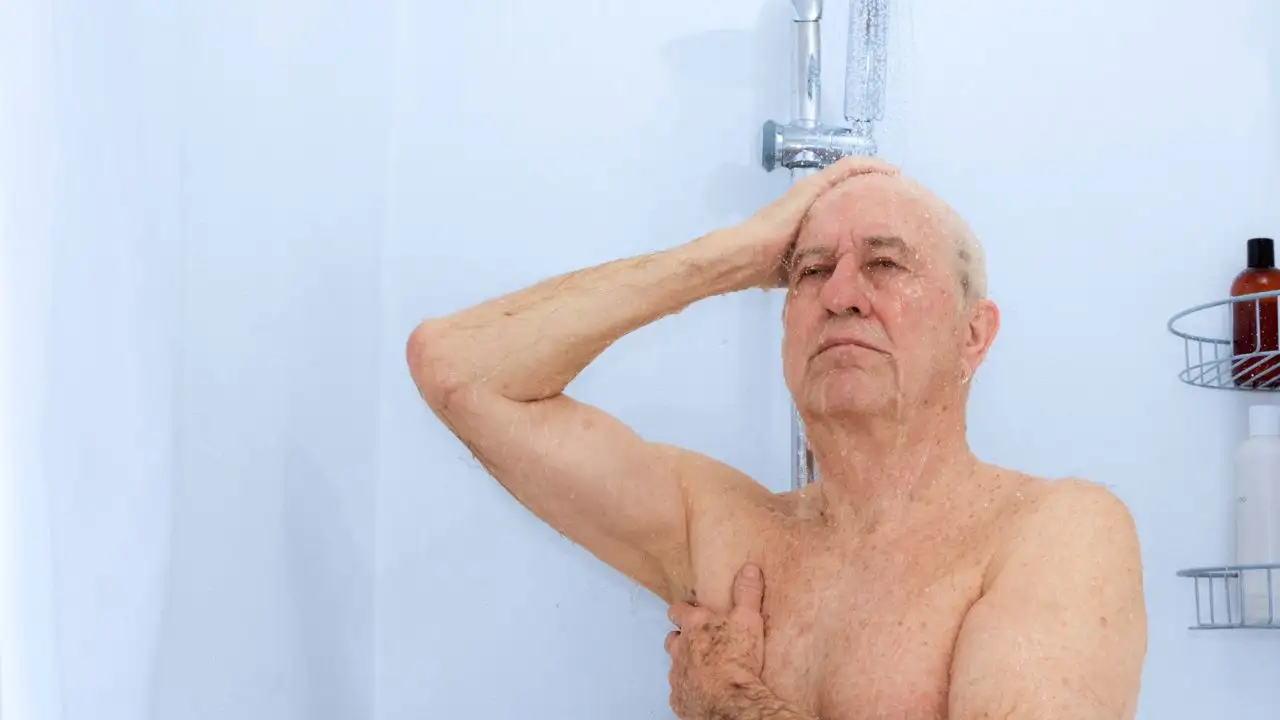 Veselīga novecošana: cik reizes nedēļā patiešām vajadzētu mazgāties dušā?
