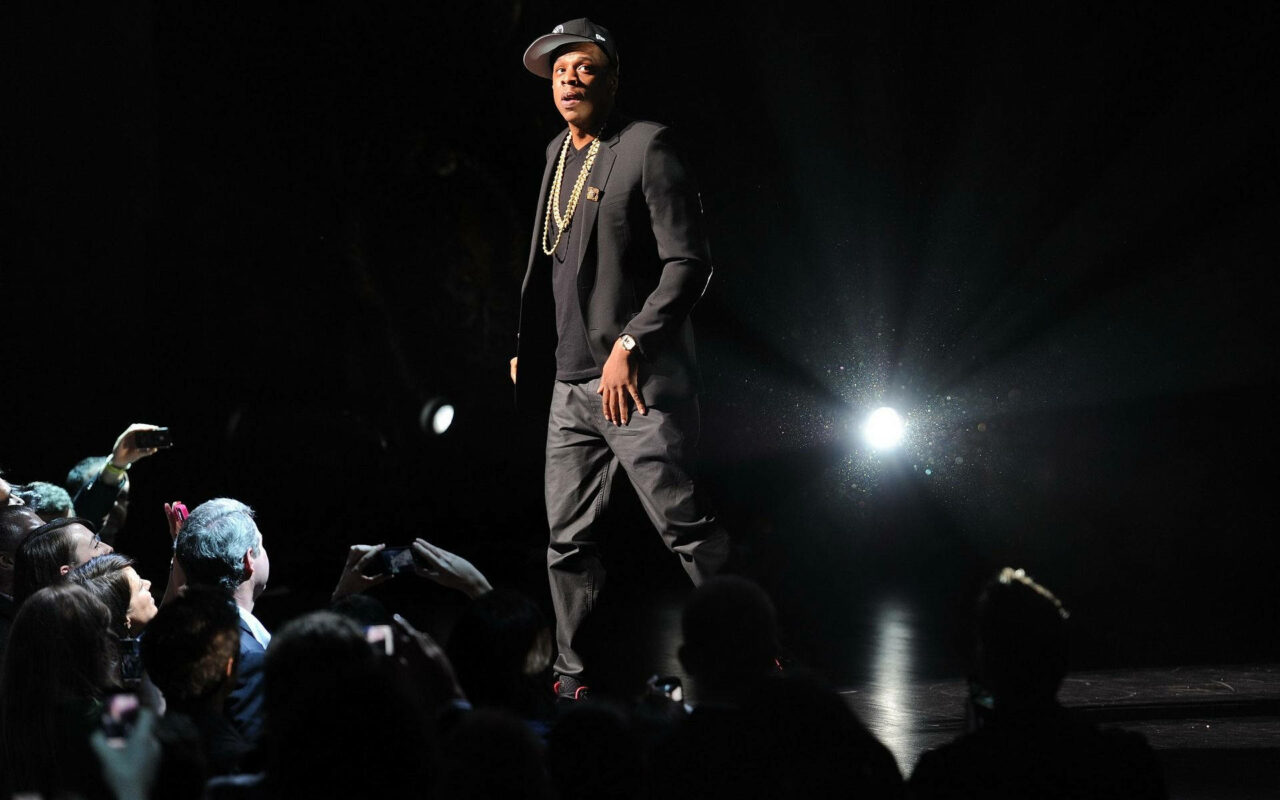 Par pasaulē bagātāko cilvēku atzītais dziedātājs svin 56. dzimšanas dienu un kļūst par 100 miljonu dolāru vērtas savrupmājas īpašnieku.