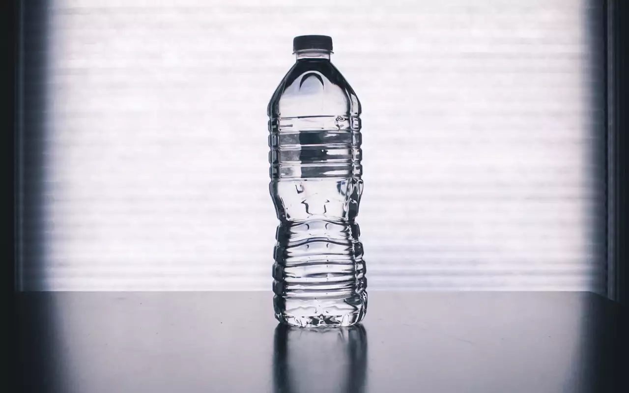 Kā atdzesēt ventilatora gaisu ar ūdens pudeli: efektīvs mājas triks