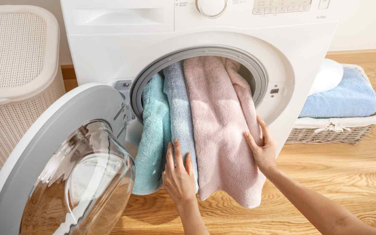 Ielieciet to cilindrā vietā etiķa: pelējums un traipi pazudīs, un jūsu veļas mašīna smaržos brīnišķīgi