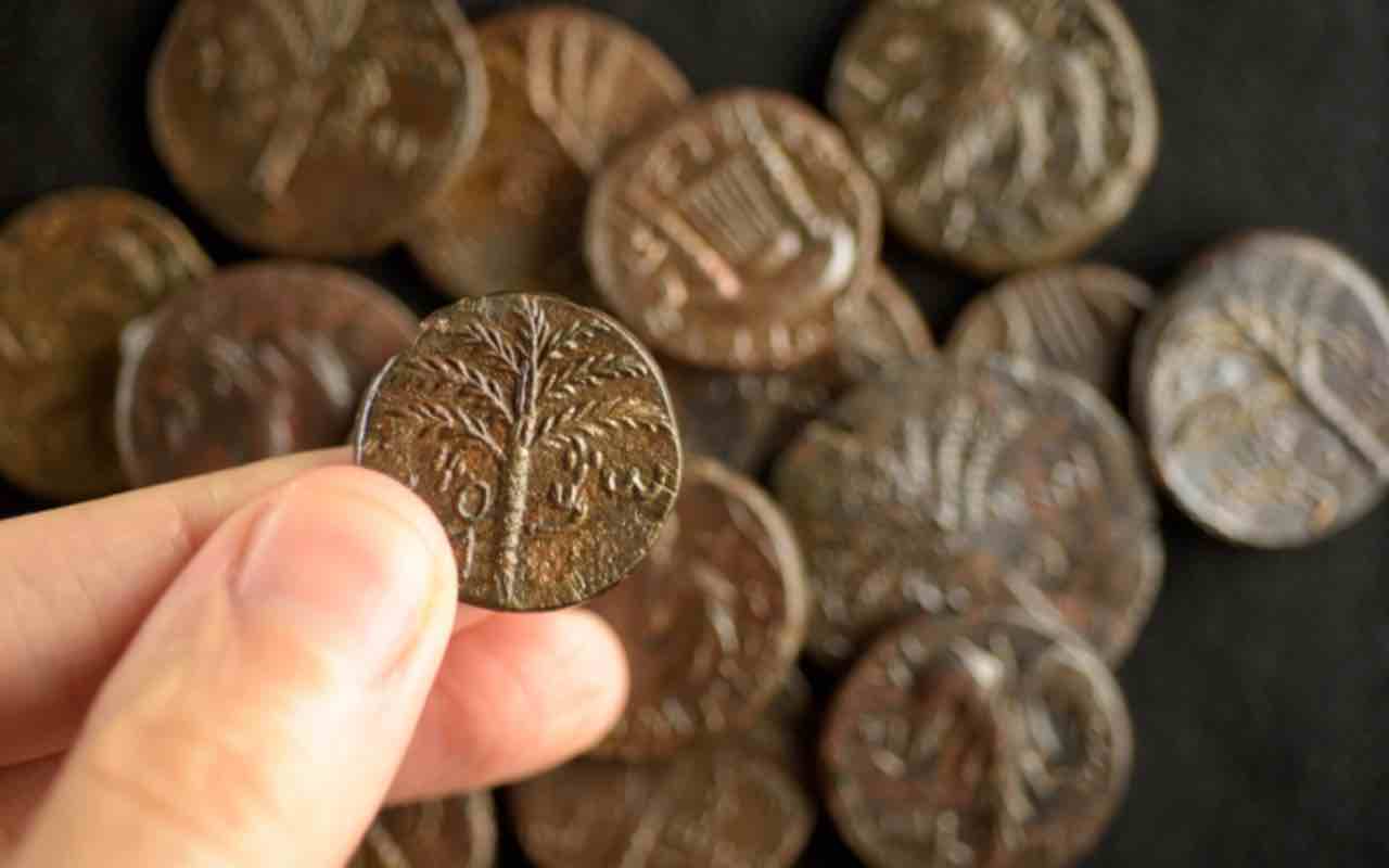 Arheologi atklājuši senu dārgumu, kas satur simtiem zelta un sudraba monētu