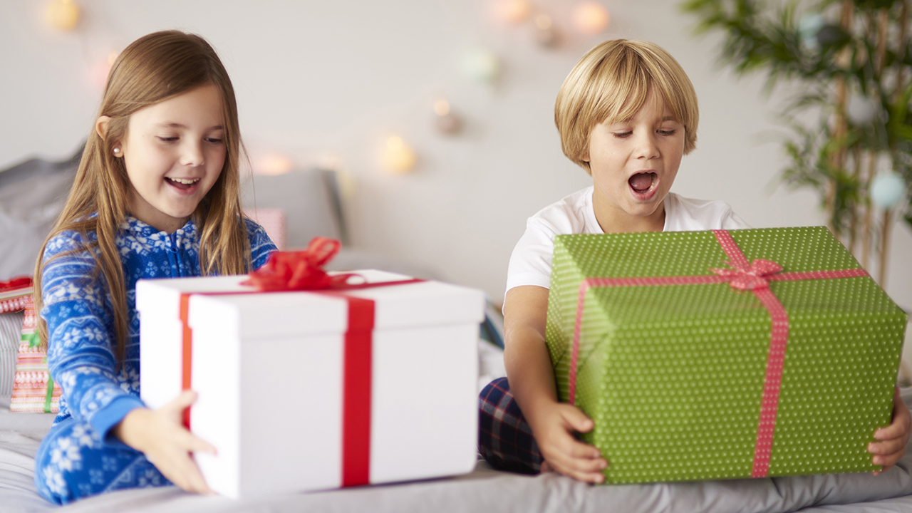 Kāpēc dāvanu pasniegšana mums rada prieku, bet vienlaikus arī stresu, saskaņā ar psiholoģiju.