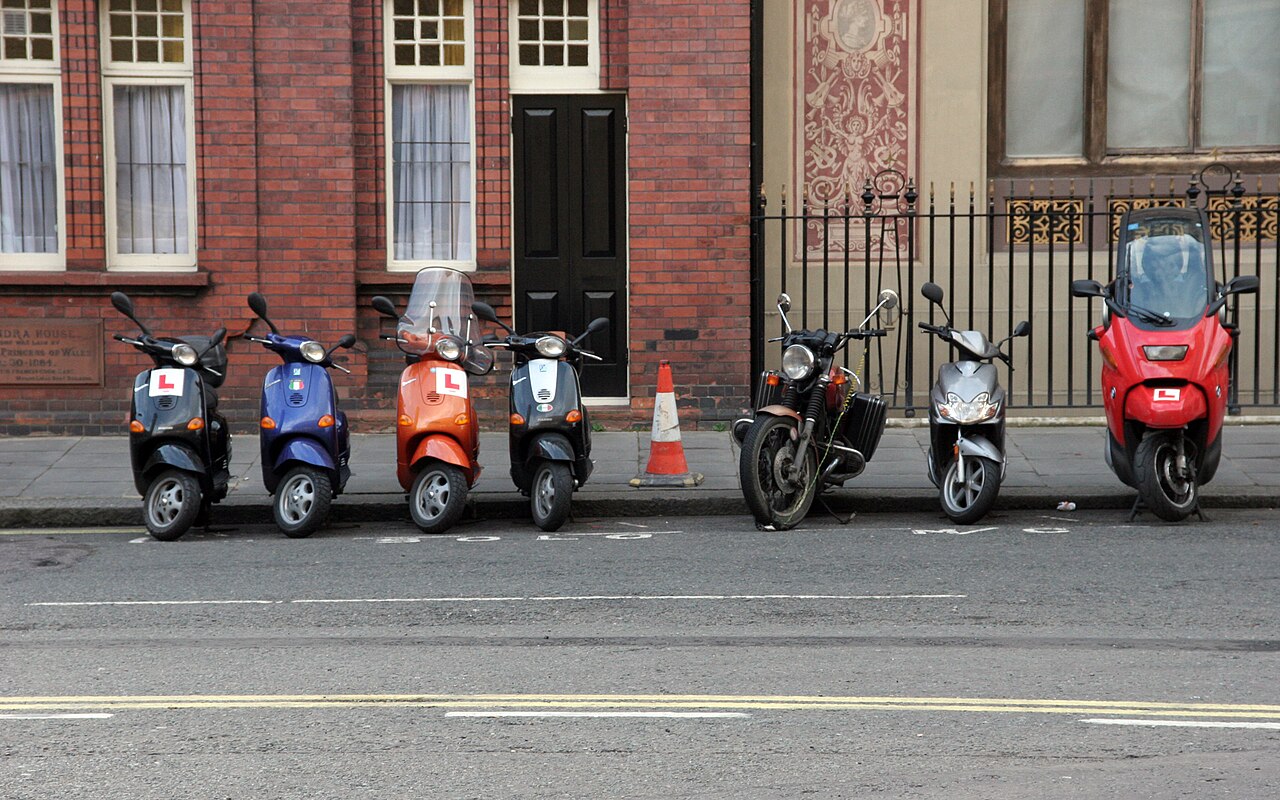 Vai ar motociklu, skūteri vai velosipēdu drīkst šķērsot gājēju pāreju? Noteikumi skaidri reglamentē šo jautājumu.