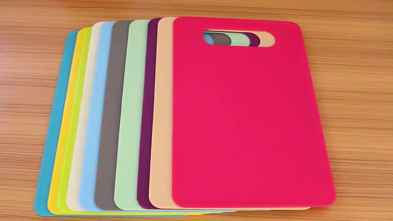 Kā notīrīt plastmasas dēli, lai tā kļūtu tīra un bez traipiem.