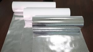 Alumīnija folijas izmantošana balkona nožogojumam: kāpēc tā ir nepieciešama un kāpēc tā ir ieteicama.