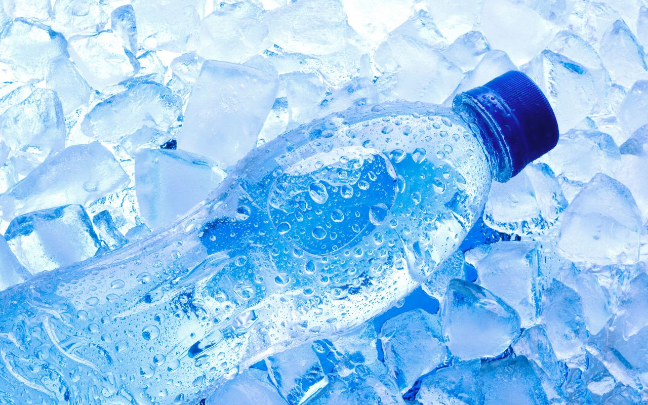 Kā atdzesēt ventilatora gaisu ar ūdens pudeli: efektīvs mājas triks