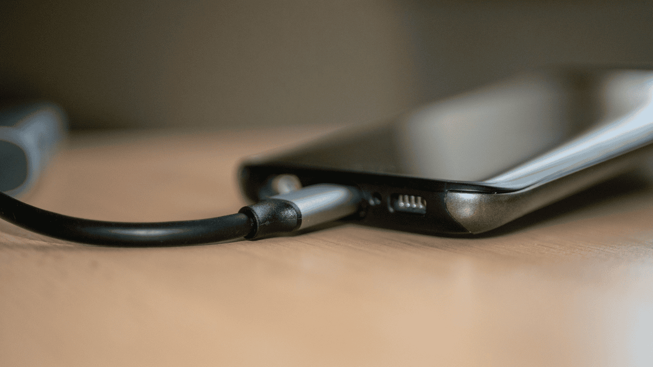 Kas notiks, ja es uzlādēšu tālruni lidojuma režīmā?