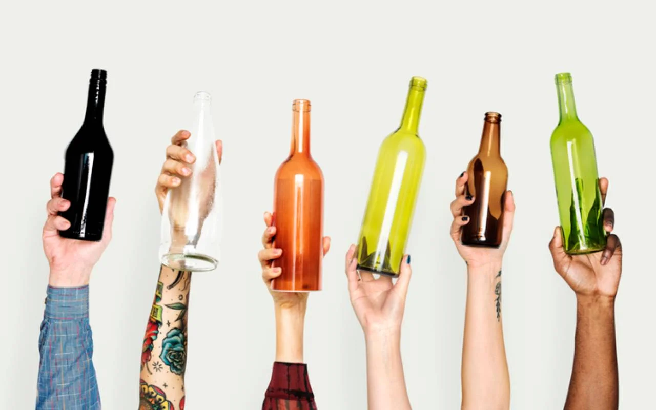 Pietiek ar izmešanu: stikla pudeles pārvēršas dekoratīvos priekšmetos, kas būs modē arī 2025.–2026. gadā.