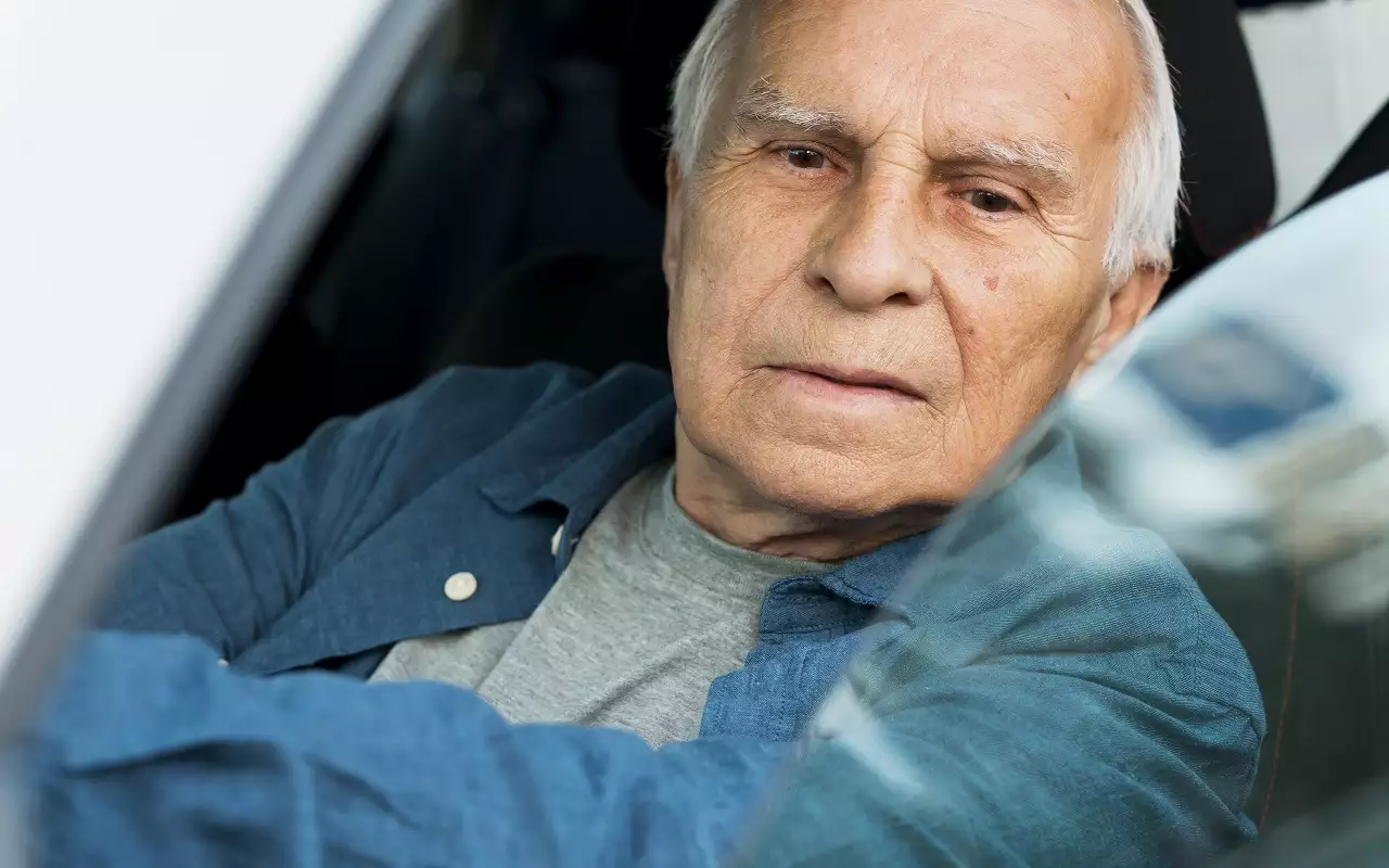 Vairāk nekā 75 gadus veciem cilvēkiem vairs netiek izsniegtas autovadītāja apliecības: valdība aizliedz pagarināt apliecības tiem, kas neatbilst šai prasībai.