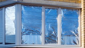 Eksperti iesaka uz balkona novietot alumīnija folijas gabalu, un šeit ir iemesls, kāpēc.