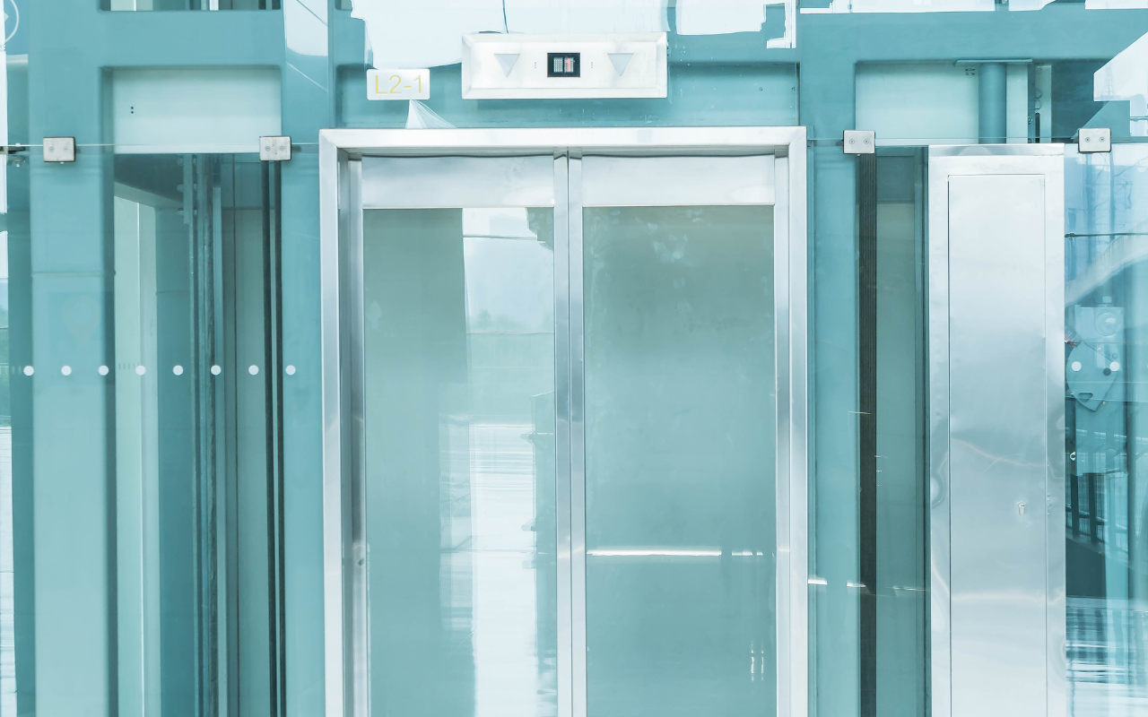 Kāpēc liftos ir spoguļi? Iemesli ir negaidīti.