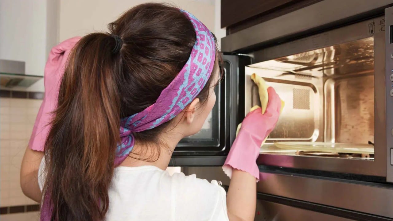 Kā pareizi tīrīt mikroviļņu krāsni ar etiķi?