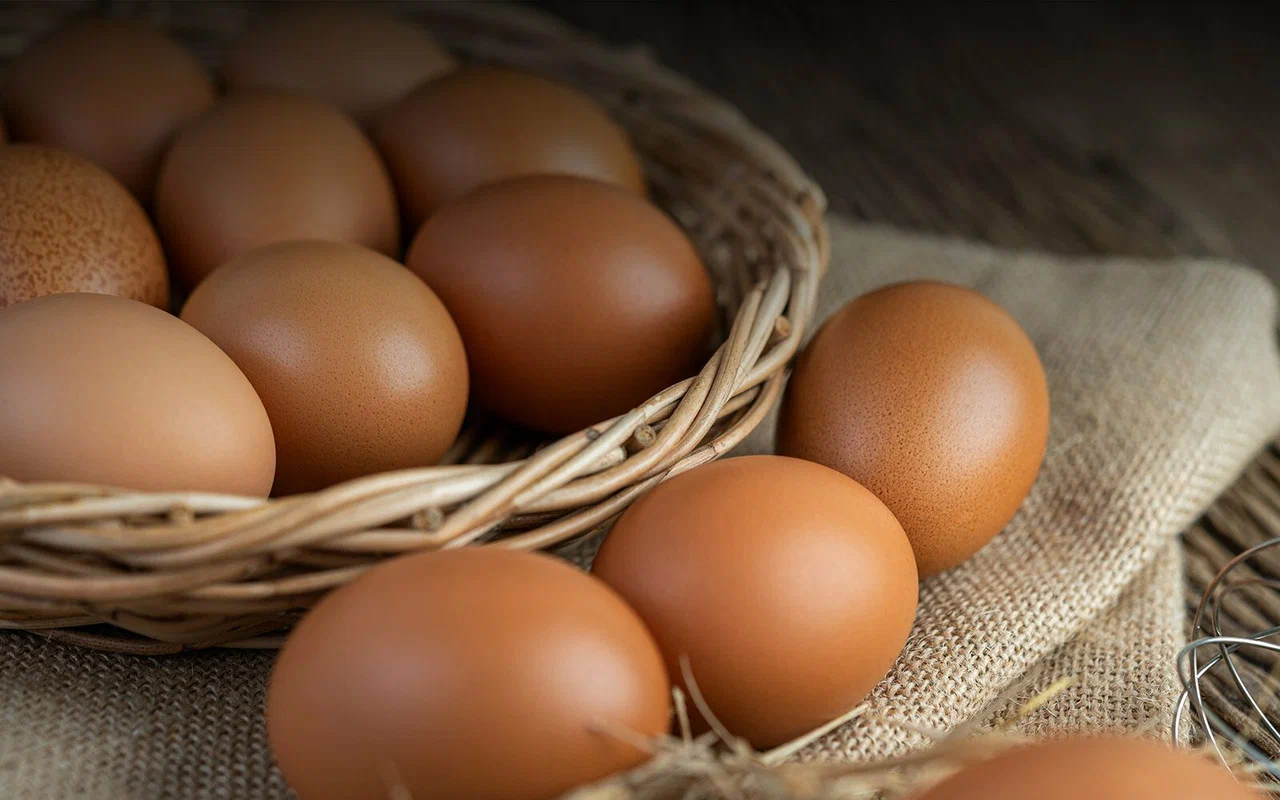 Sarkans plankums uz olas. Maz kas zina, ko tas nozīmē un vai šādu olu ir droši ēst.