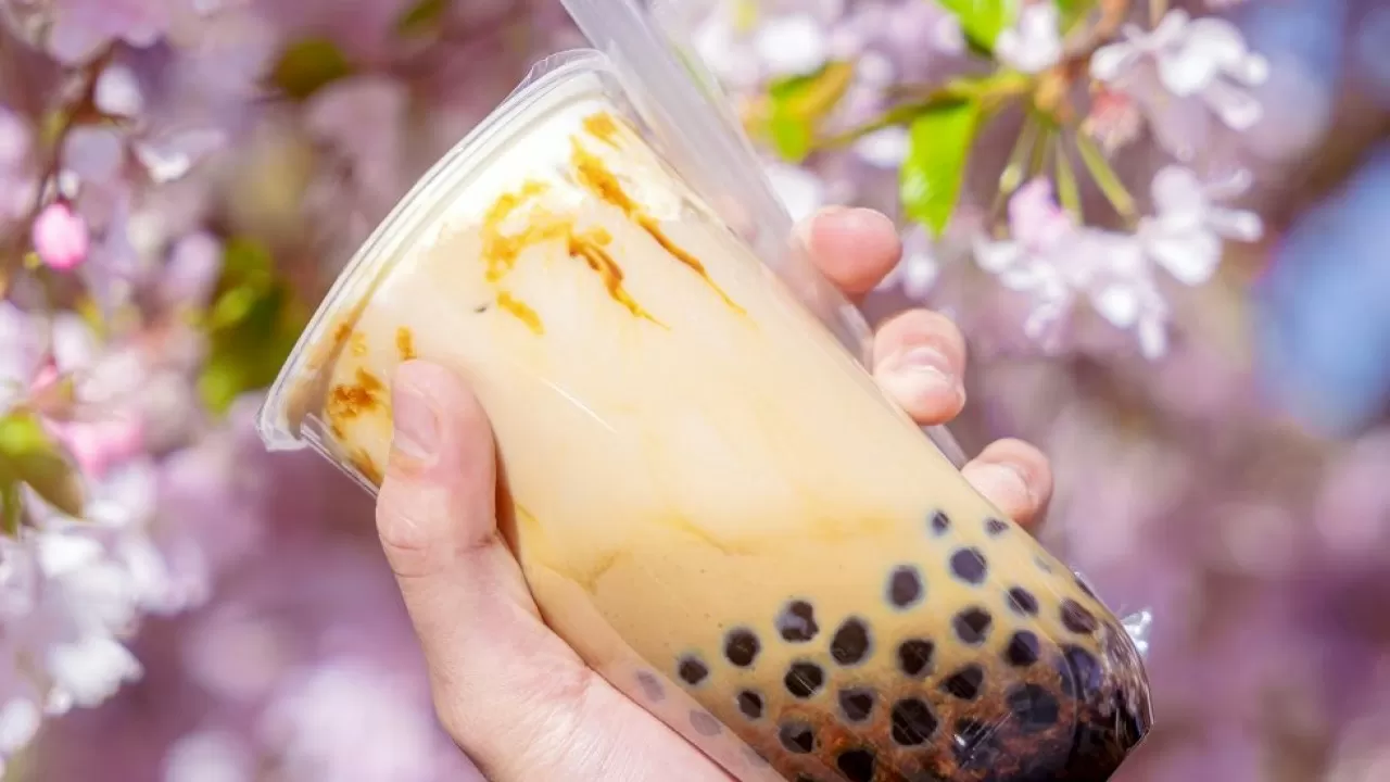 Bubble tea jeb pērļu tēja: vai populārā Āzijas tēja ar košļājamiem bumbiņām ir tik nekaitīga?