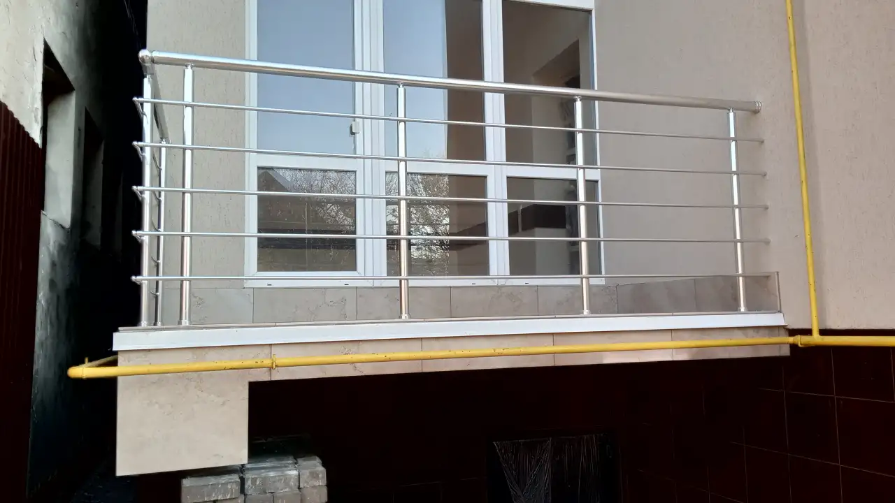 Kā piestiprināt alumīnija foliju pie balkona margām: kāpēc tā ir nepieciešama un kāpēc tas ir lietderīgi.