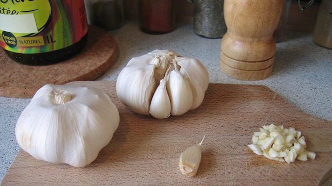 Sīpolu berzēšana uz restēm: kāpēc tas ir nepieciešams un cik bieži to vajadzētu darīt.