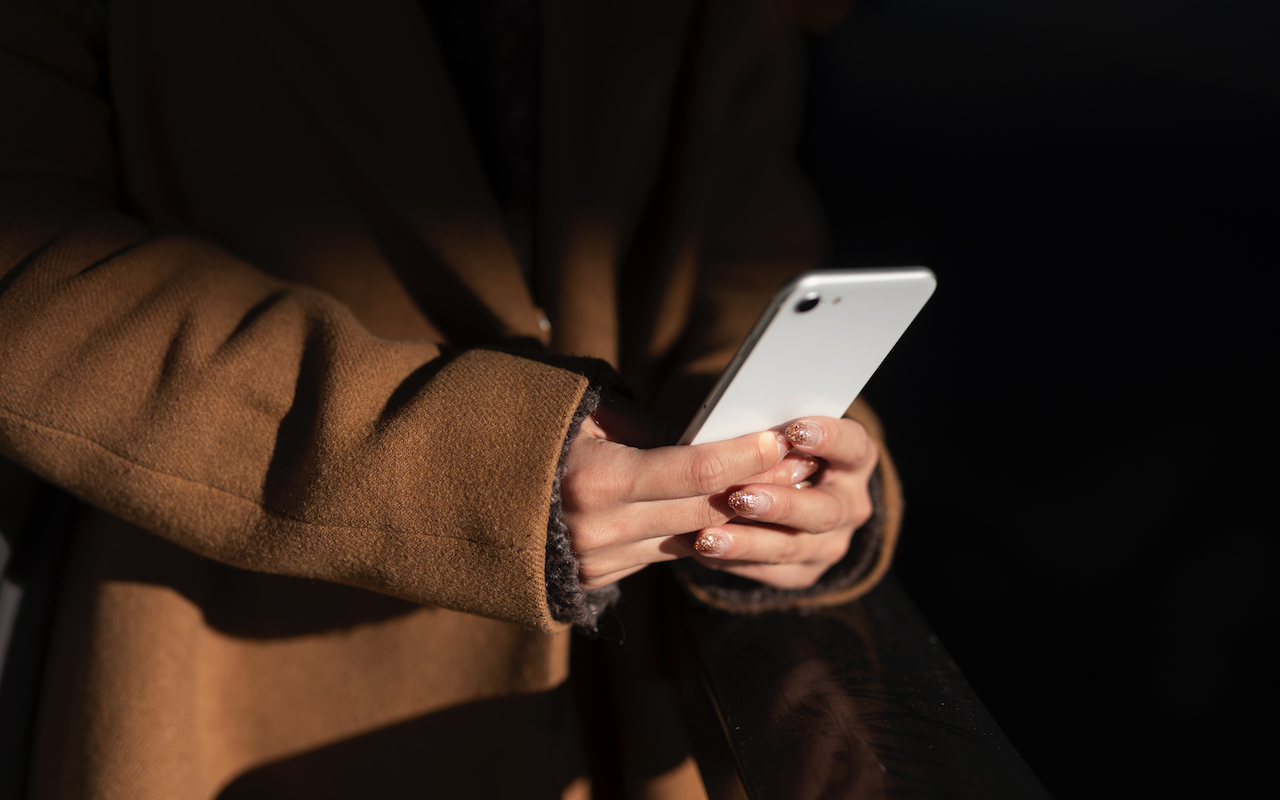 Mobilā tālruņa pārstartēšana vai izslēgšana: FIB ieteiktais aizsardzības paņēmiens pret kiberuzbrukumiem.