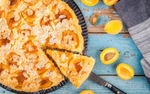 Neatvairāmi sulīgs klostera kūka: maiga kā dvēsele un valdzinoša garšā, un tajā nav ne cukura, ne sviesta.