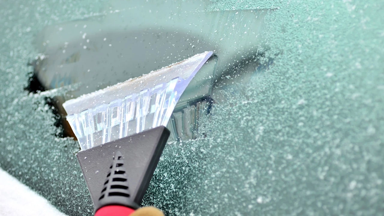 Pateicoties šiem vienkāršajiem un drošajiem veidiem, kā noņemt ledu no automašīnas priekšējā stikla, sasalšanas problēma paliks pagātnē.