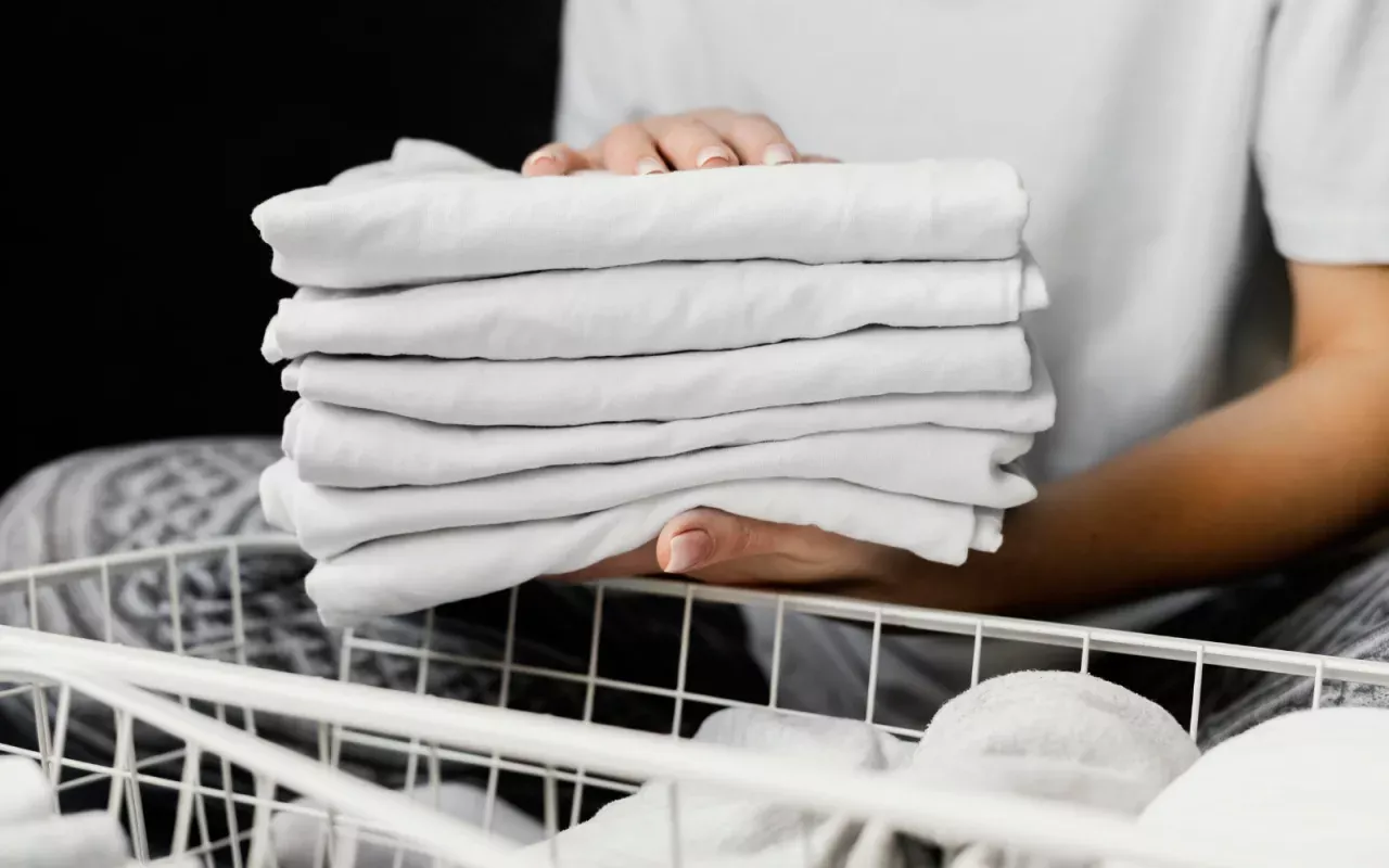 Kā noņemt nepatīkamu smaku no skapjiem, neizmantojot ķimikālijas