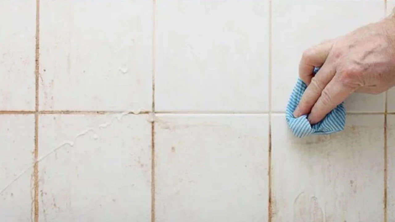 Kā balināt un tīrīt flīžu šuves vannas istabā