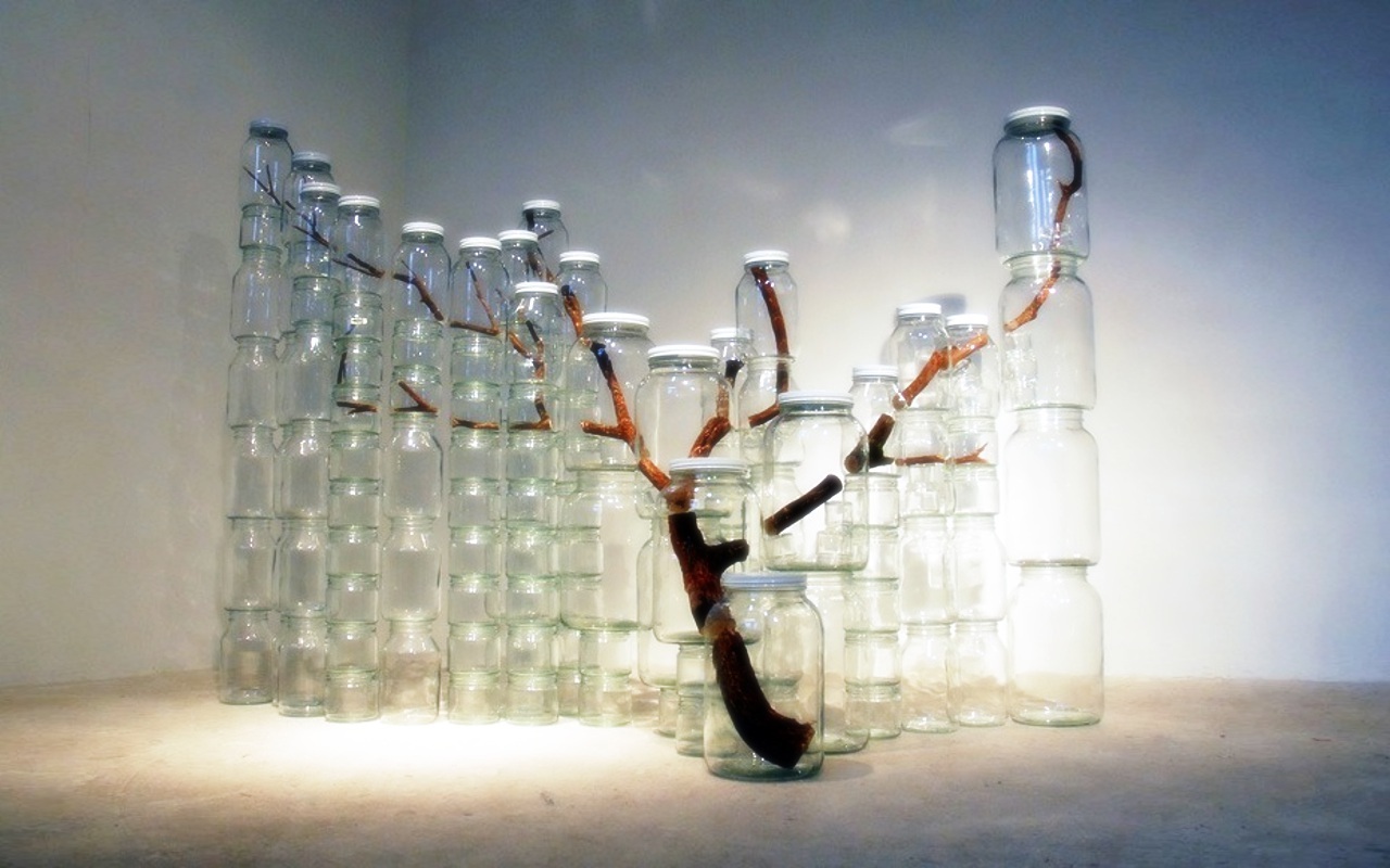 Pietiek ar izmešanu: stikla pudeles pārvēršas dekoratīvos priekšmetos, kas būs modē arī 2025.–2026. gadā.